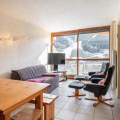 À l’orée des sapins, skis aux pieds