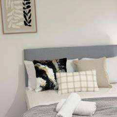 Private double room, in centre near mall and Uni