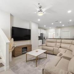 Luxurious Condo with Pool & Garage Close to Shopping