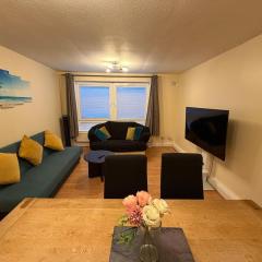 2 Bedroom Ground Floor Flat with Kitchen & Parking