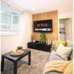 Large Contractor Friendly 2 Bed Flat with Free Parking Sleeps 8 Woolwich Greenwich and Thamesmead SE18