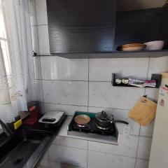 Kitnet Micro casa com varanda e privacidade