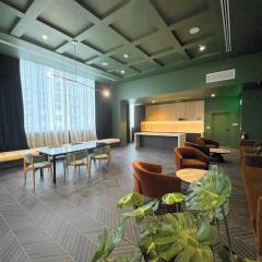 Near Bayside w Rooftop Pool & Gym