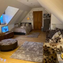 Studio Apartment with parking and close walk to beach and town