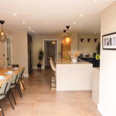 Beautiful 4-Bed Home - Gated Parking with EV Charging - Garden