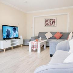 Spacious Modern 5 bedroom home near Heathrow Windsor