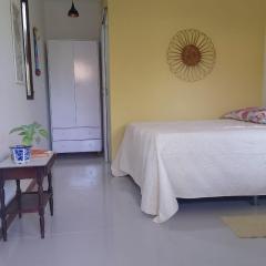 Suite dupla ampla, 700m praia de Vilas, 10 minutos aeroporto Salvador