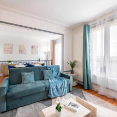 Elegant Haussmannian-style apt in Paris I Balcony and City Views, close to Metro, Parking available
