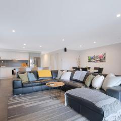 Dakabin Escape - Modern Comfort near Dining & Shops