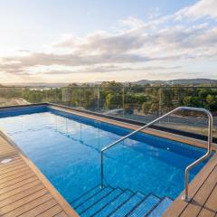 Stylish 1BDR Sunlit Apartment w Rooftop Pool & Gym