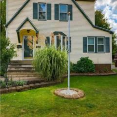 Spacious Three Bedroom Parma Home Sleeps six Near Cleveland