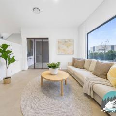 Stylish Modern 3BR Home in Gledswood Hills