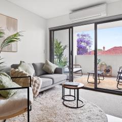 Stylish Retreat Balcony Parking City Access