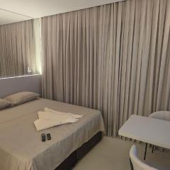 Estudio Finamente decorado com Piscina no prédio