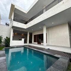 3 bedroom cozy villa with pool in Padonan, Canggu