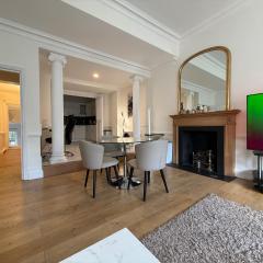 Balcony Terrace 1300ft 2Bed 2Bath High Cieling in South Kensington Knightsbridge next to Hyde Park