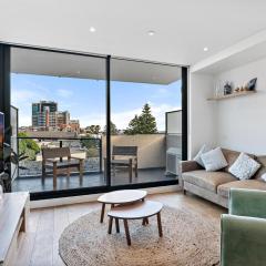 One-Bed Apartment Close to Cafés and Coast