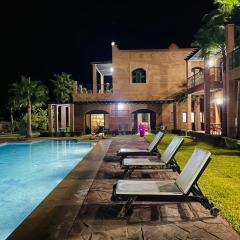 La Hacienda Private Villa with Pool & Palm Garden