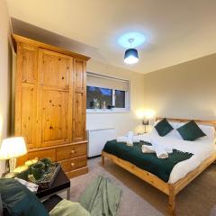 Heathrow to Windsor 2 Bedroom Apartment with Free Parking & WiFi by M4J6 to London and Reading