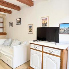 Chambre avec lit double confortable à Croix