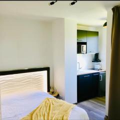 Studio moderne avec Balcon à 5 min de Honfleur parking et piscine