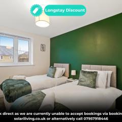 Luxury 4-Beds - Contractor and Relocator Apt, 30-Percent-Off on Monthly Stays, Free Multiple Parking Spaces, Hi-Speed Wi-Fi, Streaming Services included, Close to A1