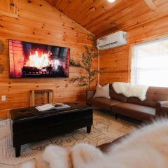 Cedar Wrapped Cozy Villa Cabin - 4 miles from Trails