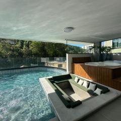 Jacuzzi e Piscina Aquecida • 120 m da Praia