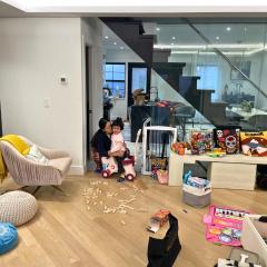 Room in shared house with host near LGA, prime location w parking