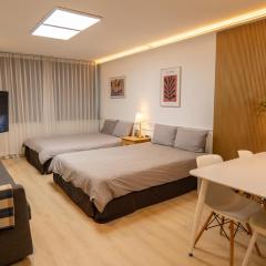 Direct Elevator to Hongik Univ Station, Exclusive 10yr Local Food Guide, NEW by 13yr Superhost, Professionally Maintained