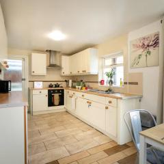 Spacious 5-Bed Garden Home with Parking WiFi - Pass the Keys