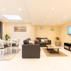 Spacious 4BR Home Walk to Station Parking - Pass the Keys