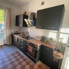 Chambre paisible face aux thermes-ch1