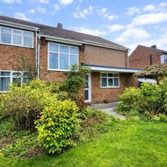 Luxury Hale Home, 6 mins from Airport with Driveway and Garden- Sleeps 7