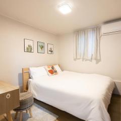 A cozy, welcoming space perfect for 3 to 7 guests with Free laundry and Parking