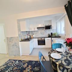 Arc de Triomphe 2 min walk Elegant Apartment