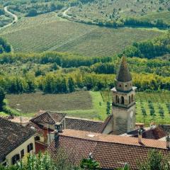 Beautiful Villa Una Sofia with pool in Tinjan