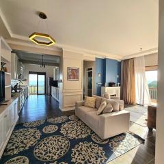 Water's Edge Lakefront Apt at Pacific Victorian