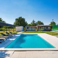 Holiday Home with Pool in Posedarje 54923