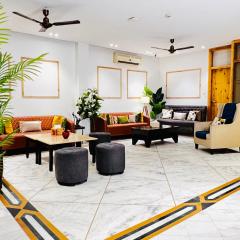 Divine Inn Hotel Near Rajouri Garden Main Market