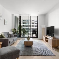 Free parking - trackside apartment with pool, gym