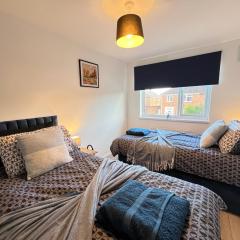 Grimsby Home Sleeps 9 with Free Parking