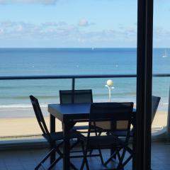 Cozy apartment with balcony next to the sea