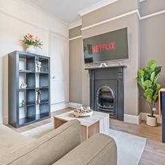 NEW! Sleeps 5 - Free Parking - Contractors