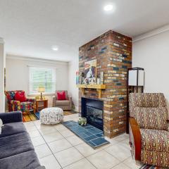 Cozy Split Townhome Sleeps 6 - Shared Pool - Gated