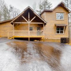 Cozy Cabin Stay Sleeps 12 - Pool - Hot Tub - Movie Room