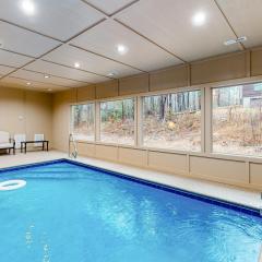 Cozy Cabin Stay Sleeps 12 - Pool - Hot Tub - Movie Room