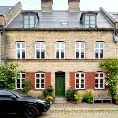 320 SQM Townhouse by the Marble Church