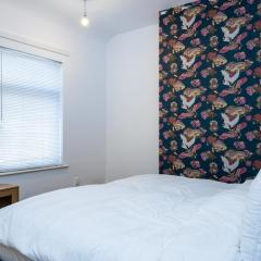 4BR Near Stoke-on-Trent Hospital, Sleeps 8, Parking, 2 baths