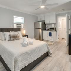 2 Mi to Bayfront Park Charming Couples Getaway